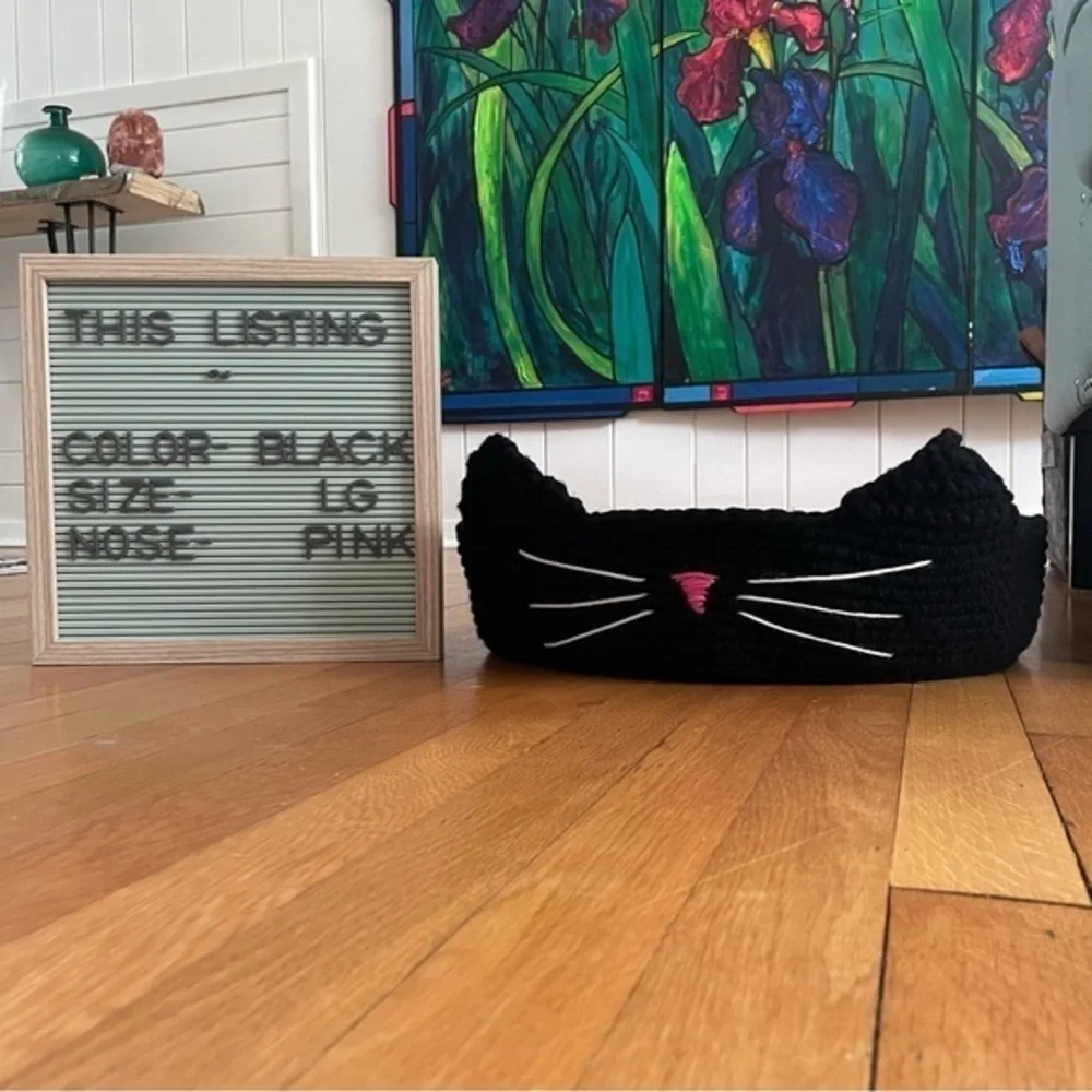NWT Handmade Large Cat Bed Black / Pink Nose 16” x 4” Crocheted Pet